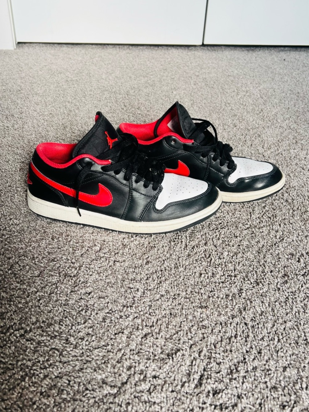Nike Low-Top Sneakers in Black/White/Red